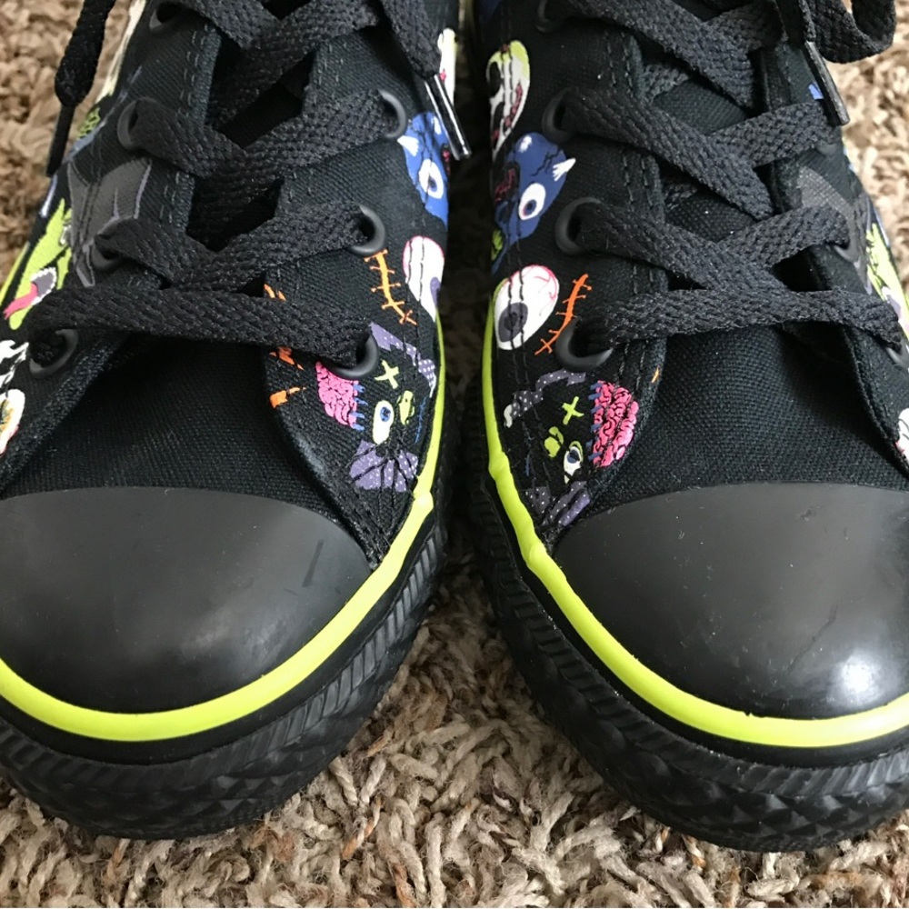 KIDS HALLOWEEN ZOMBIE SKULL EYEBALL MONSTER VAMPIRE BLACK GREEN LOW TOP SHOES 2 - Picture 3 of 7